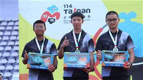 竹北高中成為今年團體賽大黑馬，劉康宏(右)、鍾成浩(中)、游昆霖(左)。（圖／114年全中運執委會提供）