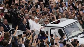 教宗方濟各乘坐敞篷座駕進入聖伯多祿廣場，問候數以萬計的天主教徒。（圖／美聯社／達志影像）