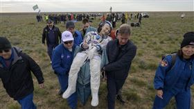 美國太空人白地特今天與兩名俄國太空人從國際太空站返回地球。(圖/歐新社)