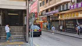 香港交通癱瘓　地鐵多線停開受「反送中」示威者破壞，香港13日的交通幾近癱瘓，地鐵因遭破壞而停開多條路線。圖為位於鬧區的荃灣線尖沙咀站出口，當天上午門可羅雀。中央社記者張謙香港攝　108年11月13日