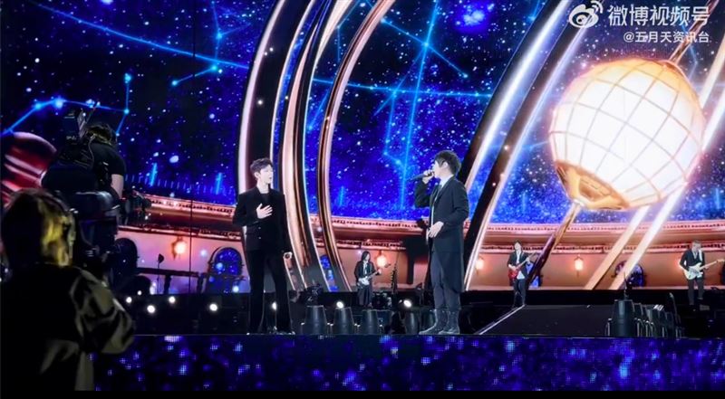 昨晚五月天更邀請到男主角白敬亭擔任嘉賓，一同合唱歌曲〈任性〉。（圖／翻攝自微博）