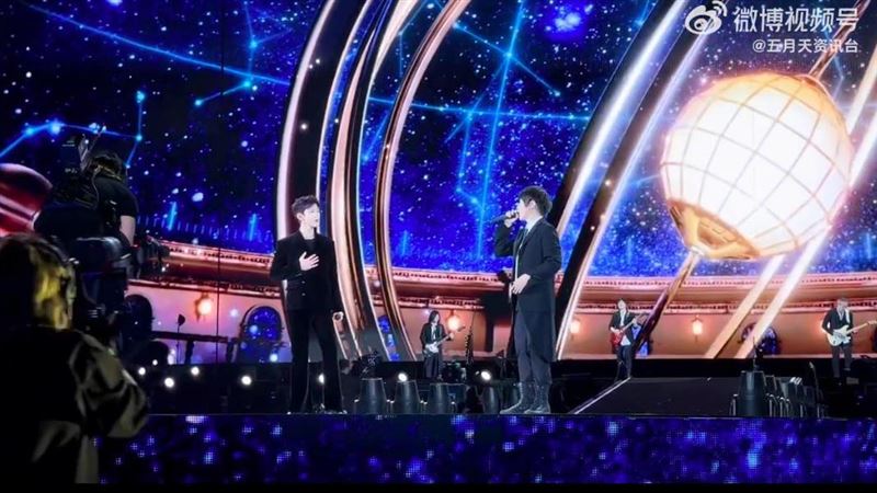 五月天天津開唱《難哄》白敬亭無預警現身