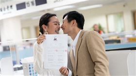逸祥與老婆紫布爾正若登記結婚（圖／本人提供）