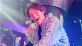 田口淳之介親自到座位接待卡姐。（組合圖／翻攝自卡姐很忙小紅書）