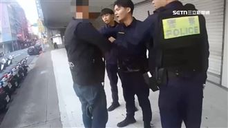 獨／曾披藍營戰袍參選！醉男警車當小便斗