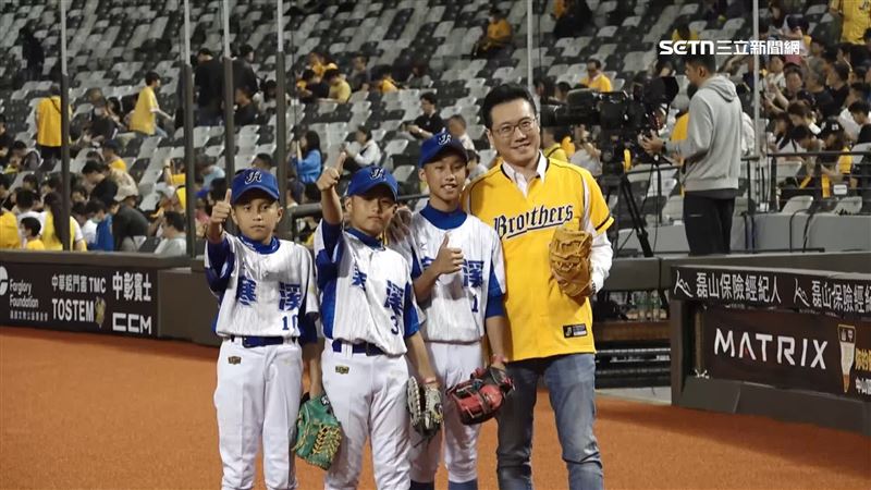 遠雄邀偏鄉少棒大巨蛋開球　鼓勵球員追夢