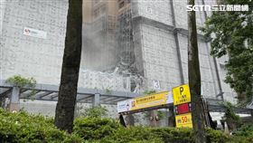 ▲台大醫院圍牆補強工程鷹架倒塌，還砸毀一部轎車。（圖／翻攝畫面）