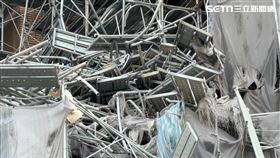 ▲台大醫院圍牆補強工程鷹架倒塌，還砸毀一部轎車。（圖／翻攝畫面）