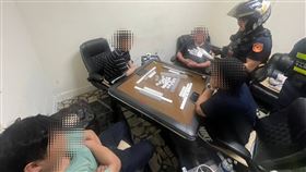 警方破獲賭場的情形。（圖／翻攝畫面）