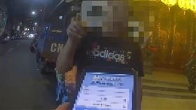陳男向警方說明過程，但員警仍跟陳男勸說打人就是不對。（圖／警方提供）