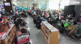 霧鎖金門！旅客滯留機場