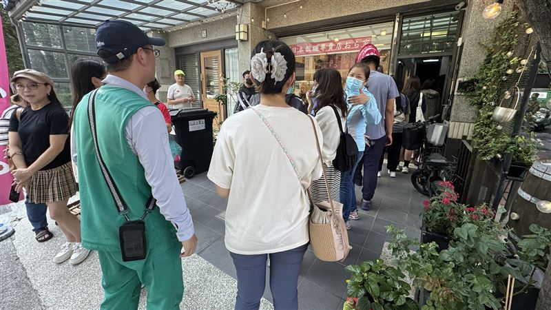 高雄鼓山區人氣店家日式「樋口飯糰」砸店事件後，今天光顧人潮依舊。（圖／民眾提供）
