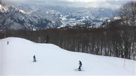 日本泡沫經濟曾重創樓市 度假區周遭出現閒置住宅1990年代日本經濟泡沫破裂後，不少在滑雪、溫泉的度假勝地周圍大規模興建的公寓與別墅乏人問津。至今仍可在部分地區看到當時因為開發終止、無人管理而遺留下來的痕跡。圖為日本新潟縣一處滑雪場。中央社記者吳柏緯新潟攝  113年6月27日