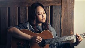 家家首波先行曲〈月不落〉一上線立刻引起歌迷熱烈迴響（圖／相信音樂提供）