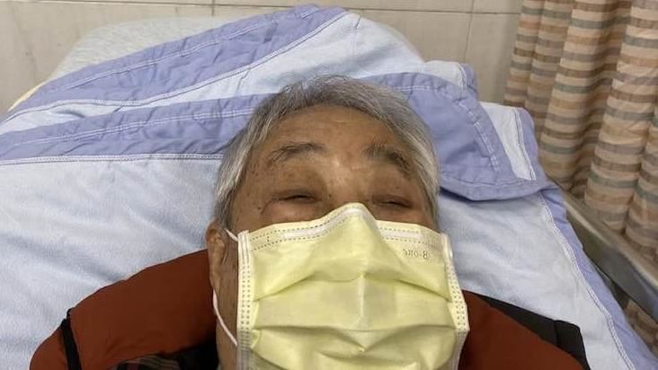 90歲李富城急診住院「寫作業」身影曝光