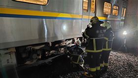 消防隊在現場搶救的情形。（圖／翻攝畫面）