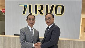 ▲伸興董事長林志誠（左）與宇隆董事長劉俊昌（右）於台中梧棲新廠合影。（圖／記者師瑞德攝影）