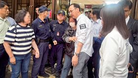 國民黨主席朱立倫日前號召黨公職跟支持者在北檢門口聚集。（圖／翻攝自朱立倫臉書）