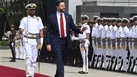 美國副總統范斯抵達印度，將與印度總理莫迪討論關稅問題。（圖／美聯社／達志影像）