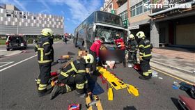 新／遊覽車撞機車　老翁捲車底命危搶救中(圖/翻攝畫面)