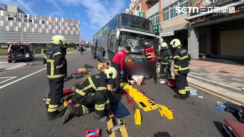 新／遊覽車撞機車　老翁捲車底命危搶救中