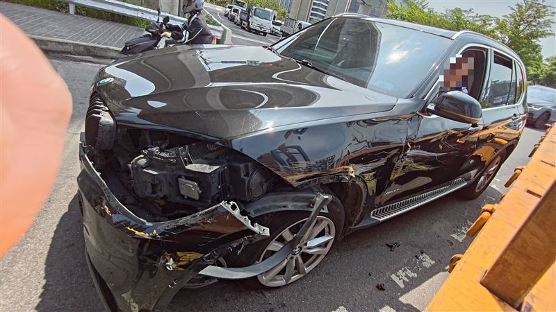 內輪差釀禍！休旅被聯結車硬擠驚險畫面曝