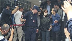 ▲黃呂錦茹的丈夫（右，藍外套），整整2天徹夜未眠守在法院，終於等到妻子。（圖／記者楊佩琪攝）