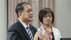 鄭銘謙、王梅英赴立院專題報告  列席備詢立法院司法及法制委員會21日上午邀請法務部長鄭銘謙（左）、司法院副祕書長王梅英（右）等官員率所屬相關單位進行專題報告，並備質詢。中央社記者趙世勳攝  114年4月21日