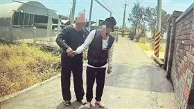 老翁不慎踉蹌跌倒雙手擦傷流血。（圖／讀者提供）