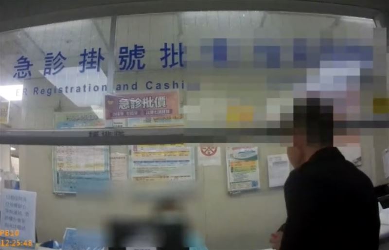 羅男因沒帶健保卡被收自費費用，突然暴怒對掛號人員咆哮。（圖／翻攝畫面）