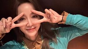 侯佩岑突曬中國工作證。（圖／翻攝自侯佩岑微博）