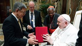 前副總統陳建仁曾經擔任總統特使出訪教廷，並與方濟各留下合影。（圖／翻攝陳建仁臉書)