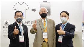 聚陽實業董事長周理平(右)、集盛實業董事長葉守焞(中)、集盛實業總經理蘇百煌(左），於2022TITAS紡織展首度公開聚陽和集盛聯名的「低碳成衣回收衣」。(圖／集盛提供)