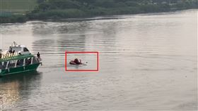 消防隊進行救援搶救游泳體力不支的男子。（圖／翻攝畫面）