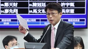 黃國昌赴立院司法及法制委員會質詢（1）立法院司法及法制委員會21日上午邀請司法院、法務部等所屬相關單位官員列席，民眾黨立委黃國昌（中）上台質詢。中央社記者趙世勳攝  114年4月21日