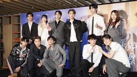 危城兄弟》主演群，左起AcQUA源少年李秉諭、原子少年2洪暐、羅珮含、FEniX陳峻廷、Saturnday唐立杰、FEniX曹家齊。（圖／記者趙于瑩攝影）