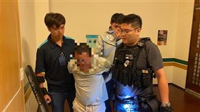 落跑的王男被警方狠狠逮補，模樣十分狼狽。（圖／警方提供）