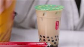 Ray介紹名為「台灣」的必備物經典美食珍珠奶茶及牛肉麵。（圖／翻攝自Youtube）