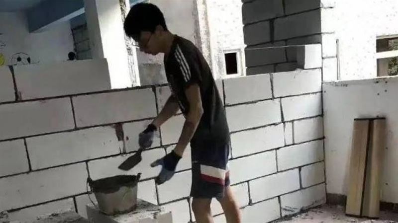 男靠搬磚買房車　9年賺200萬：不值得學習