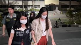 身障協會疑吞千萬善款，蕭姓模特兒（前），後面深灰色外套蓋頭的是陳姓女理事長。（圖／民眾提供）