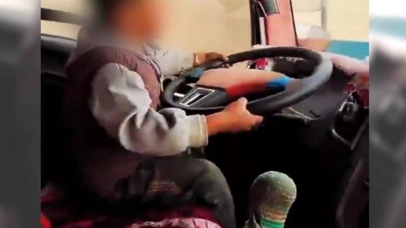 男拍3歲兒駕貨車　網怒：要害死其他人？
