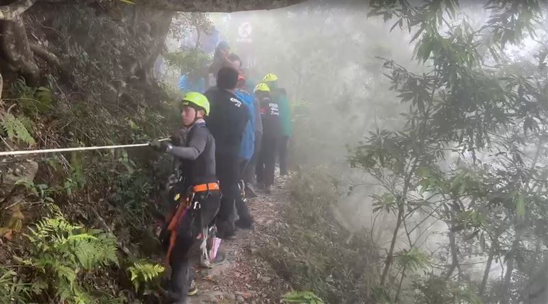 該登山團缺少嚮導、救護員等、要依法開罰領隊。（圖／消防局提供）