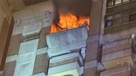 台中某社區大樓發生火警。（圖／翻攝畫面）