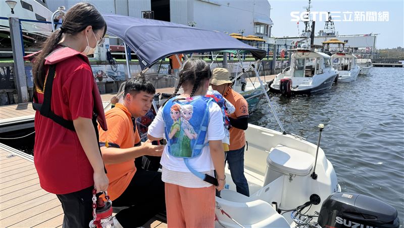 35弱勢學童首次搭遊艇出航：好像電影場景