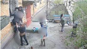 嫩媽吸毒趴玩瘋！2歲女靠喝馬桶水撐過4天