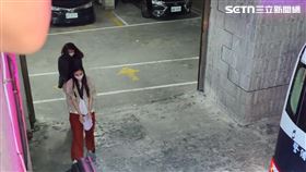 蕭姓模特兒（前）及陳姓女理事長（後）上囚車。（圖／翻攝畫面）