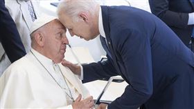 拜登發文致敬教宗方濟各，讚賞他為了和平及平等奮鬥的紀錄，強調他是最重要的領袖之一。（圖／美聯社／達志影像）