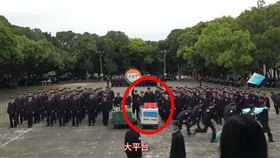 王大陸入伍1月！軍中表演重現「滿滿的大平台」　完整畫面曝光　（圖／翻攝自內政部替代役訓練及管理中心YouTube）