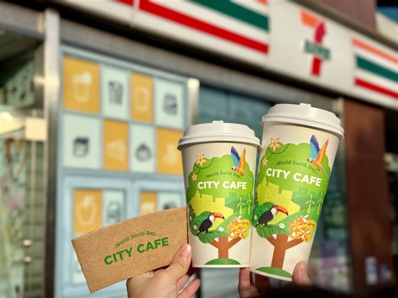 7-11父親節優惠出爐，特選美式、特選拿鐵買8送8可寄杯。(圖／業者提供)