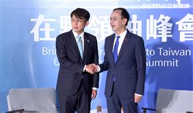 ▲朱立倫黃國昌在野高峰會兩人握手擁抱。（圖／翻攝畫面）